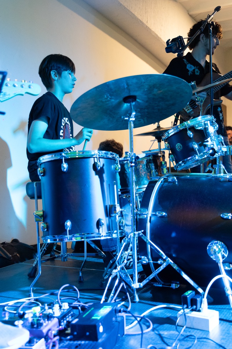 Alumno tocando batería