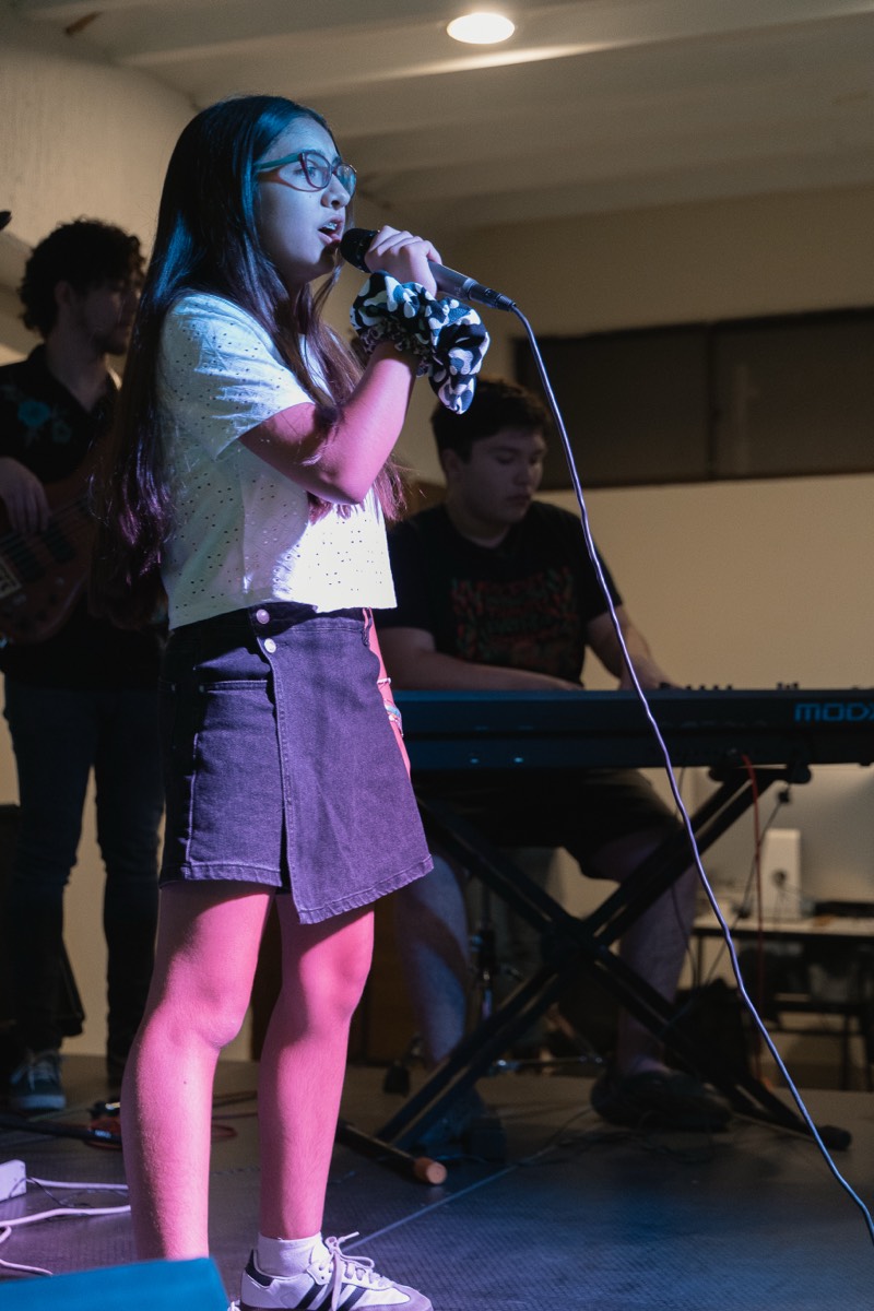 Alumna cantando con la banda