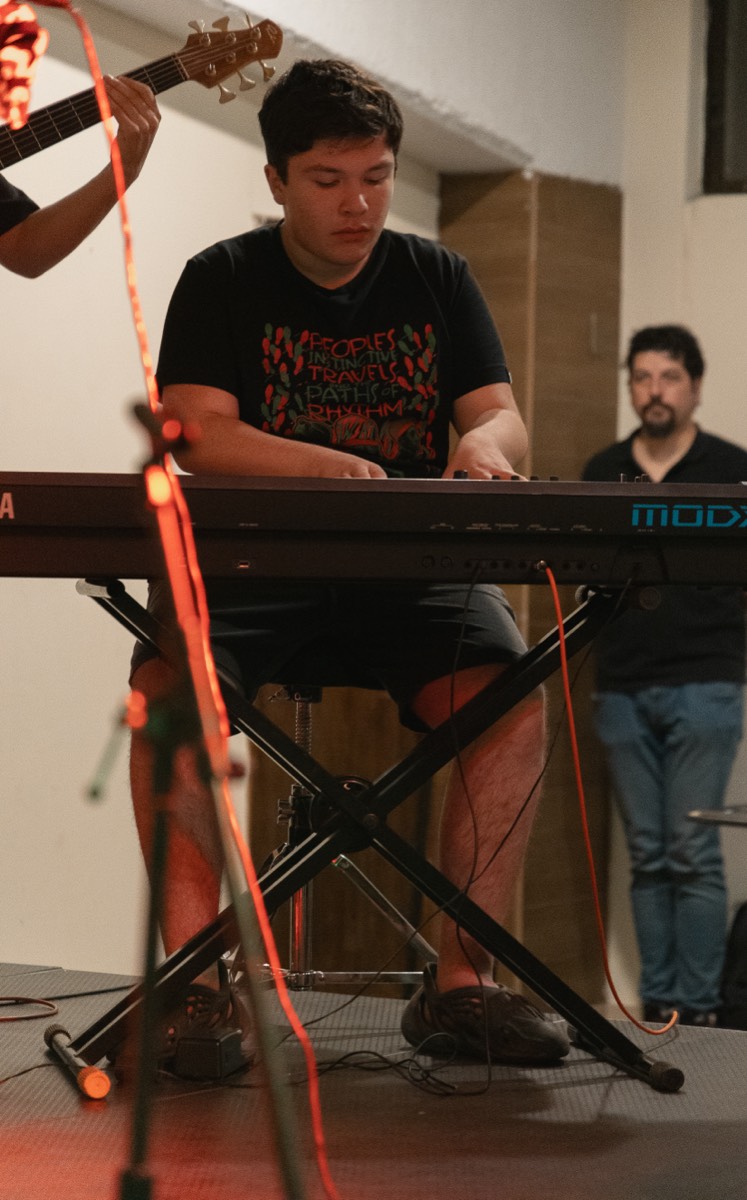 Alumno tocando el teclado