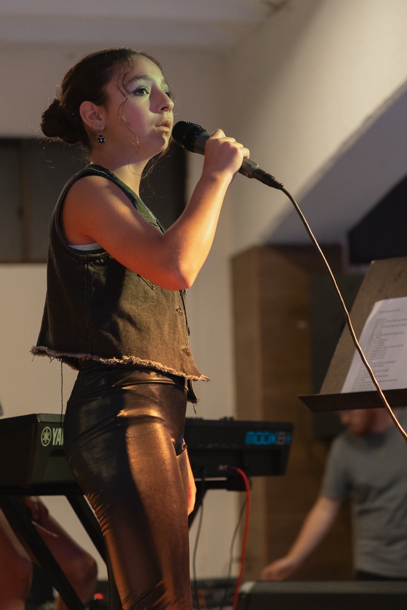 Alumna cantando en vivo